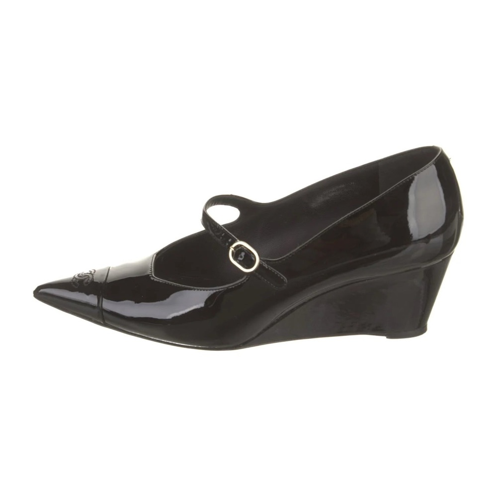 Chanel 
2022 Interlocking CC Logo Pumps
Women's Size: US 9.5, IT 39.5